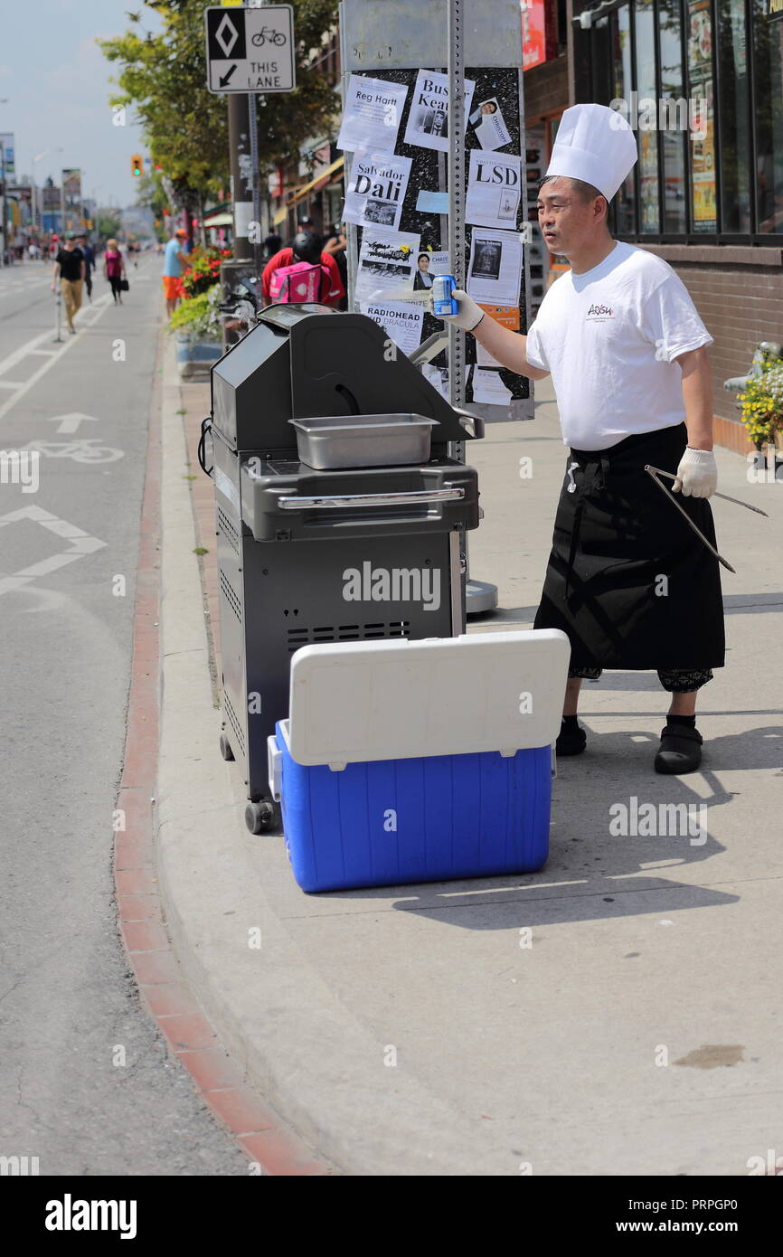 Vende bevande per i passanti durante le strade aperte a Yonge e Bloor, Toronto, Ontario, Canada. Foto Stock