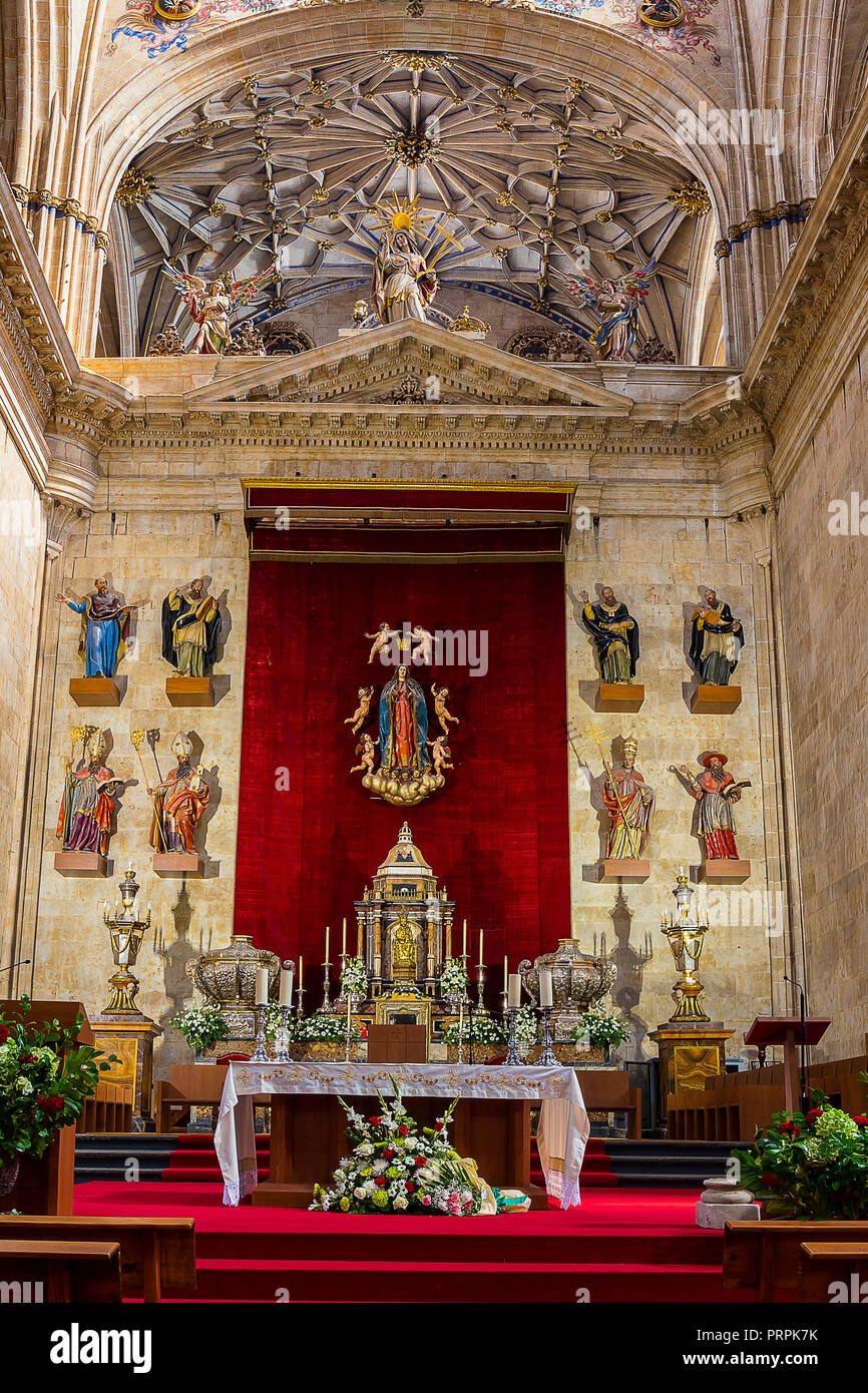 Salamanca, Spagna - 8 Settembre 2017: altare principale di Salamanca la nuova cattedrale, comunità di Castiglia e LeÃ³n, Spagna. Città dichiarata patrimonio mondiale Herit Foto Stock