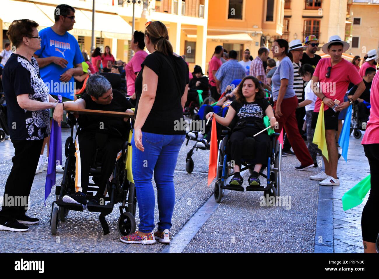 Elche, Alicante, Spagna- Ottobre 3, 2018: persone che partecipano e divertirsi con le attività nella città di Elche celebra la Giornata mondiale di paralisi cerebrale Foto Stock