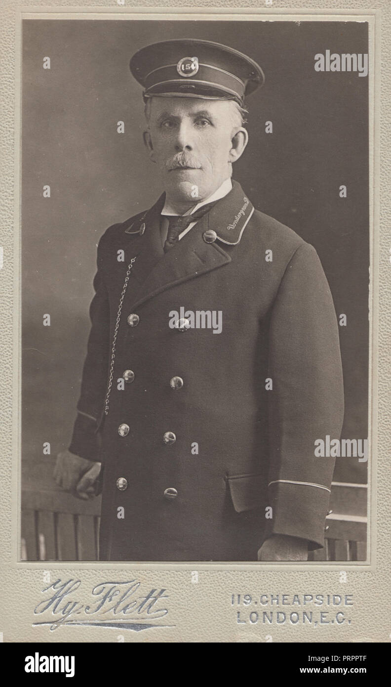 * CDV (Carte De visite) di un uomo vittoriano denominato come il signor James indossa una metropolitana di Londra uniforme. Badge cappuccio n. 154. Foto Stock