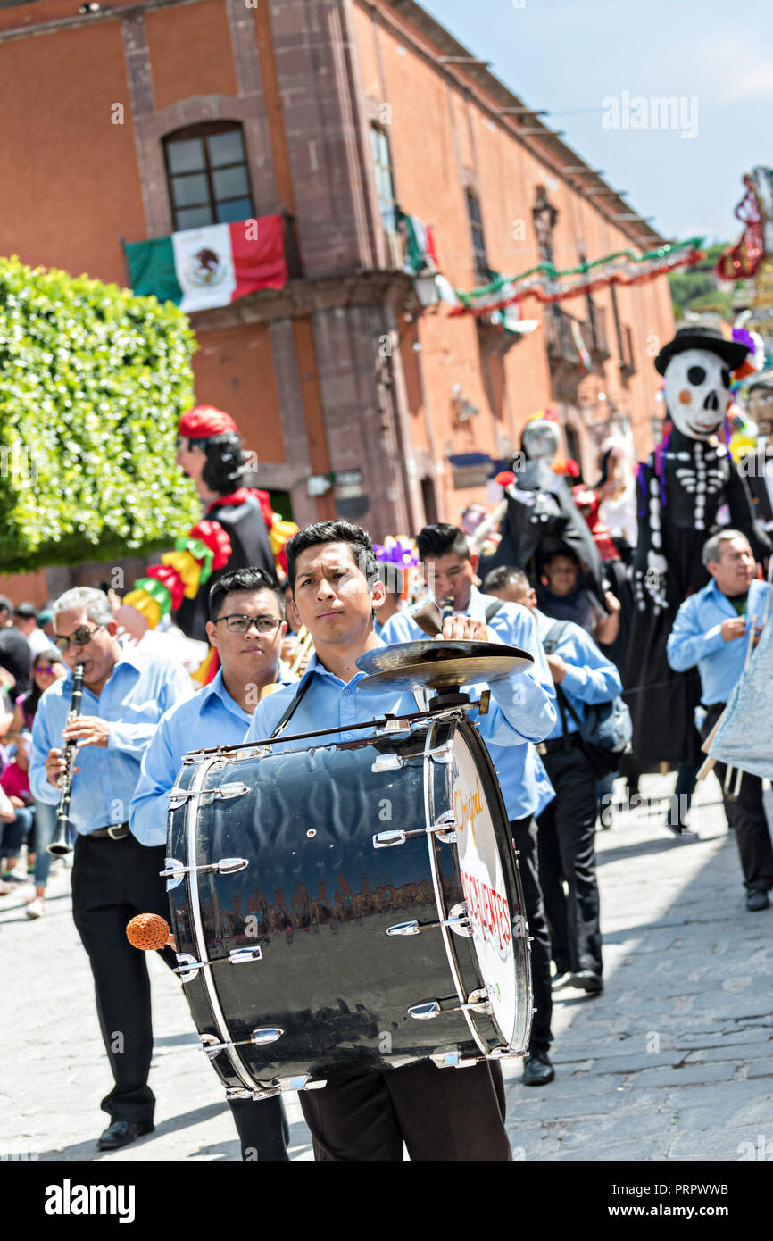 Un messicano marching band partecipa alla parata annuale celebra la città santo patrono durante la festa di San Michele Settembre 30, 2018 in San Miguel De Allende, Messico. Il festival è una quattro giorni lungo evento con processioni, parate e a tarda notte battaglia di fuochi d'artificio. Foto Stock