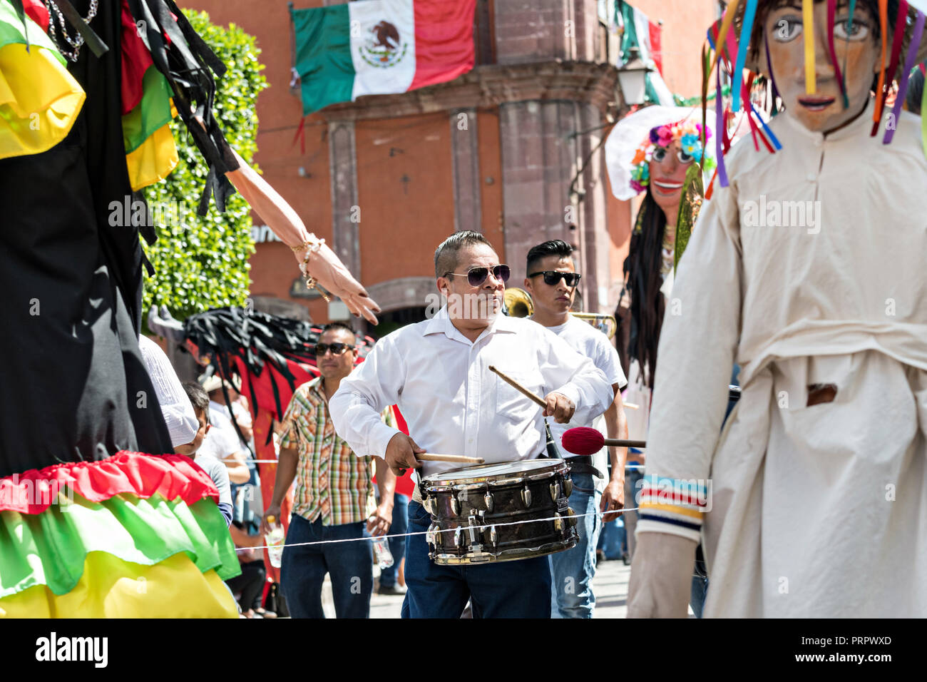 Un messicano marching band partecipa alla parata annuale celebra la città santo patrono durante la festa di San Michele Settembre 30, 2018 in San Miguel De Allende, Messico. Il festival è una quattro giorni lungo evento con processioni, parate e a tarda notte battaglia di fuochi d'artificio. Foto Stock