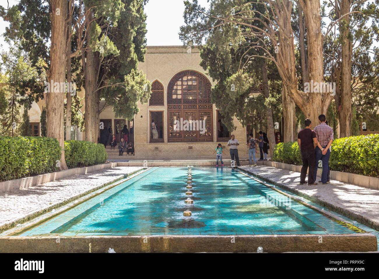 KASHAN, IRAN - Agosto 12, 2016: Principale vicolo del Kashan Fin giardino, noto anche come Bagh e Fin park. Si tratta di un punto di riferimento turistico di Kashan, Iran e un Foto Stock