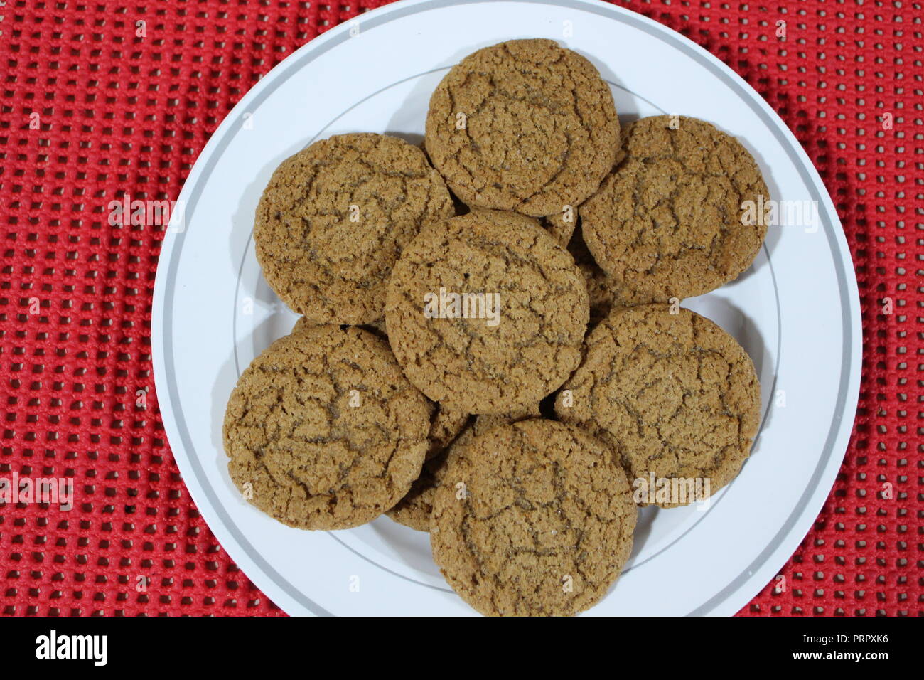 I cookie di zucca e la piastra su un rosso tabella mat Foto Stock