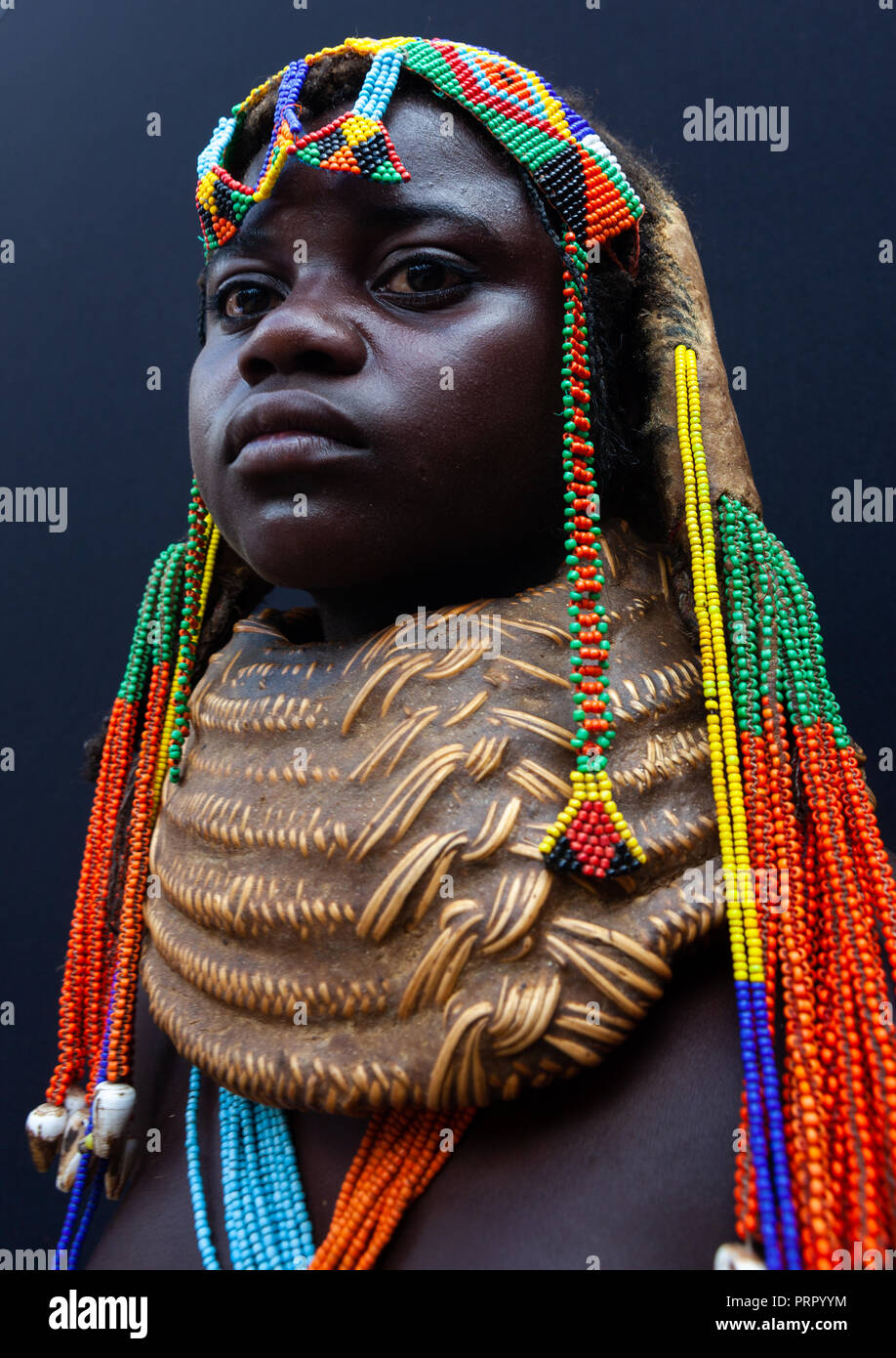 Ritratto di un Mumuhuila ragazza adolescente, Provincia di Huila, Chibia, Angola Foto Stock