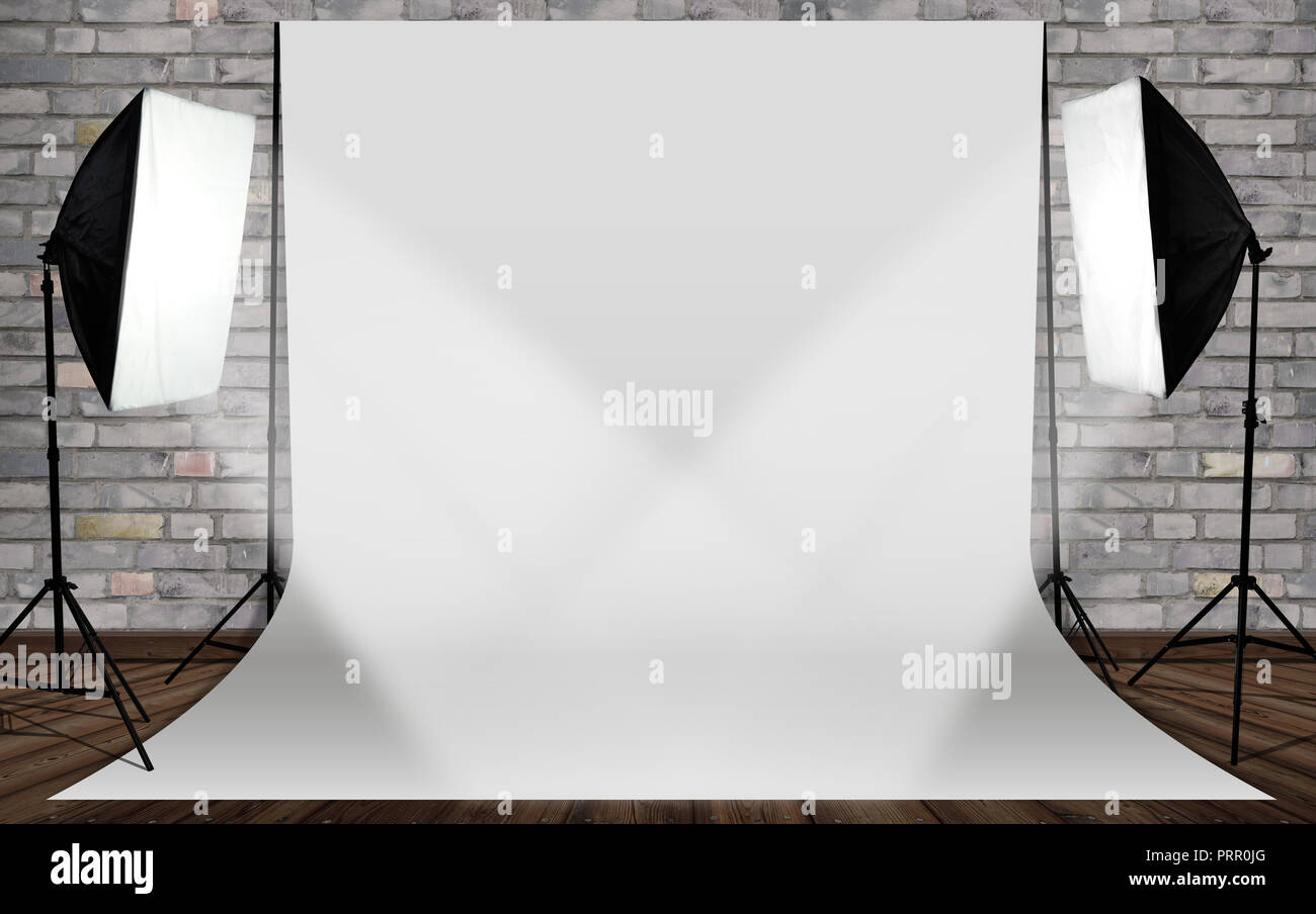 Fotostudio mit einer leuchte und leinwand Backsteinwand vor Foto Stock