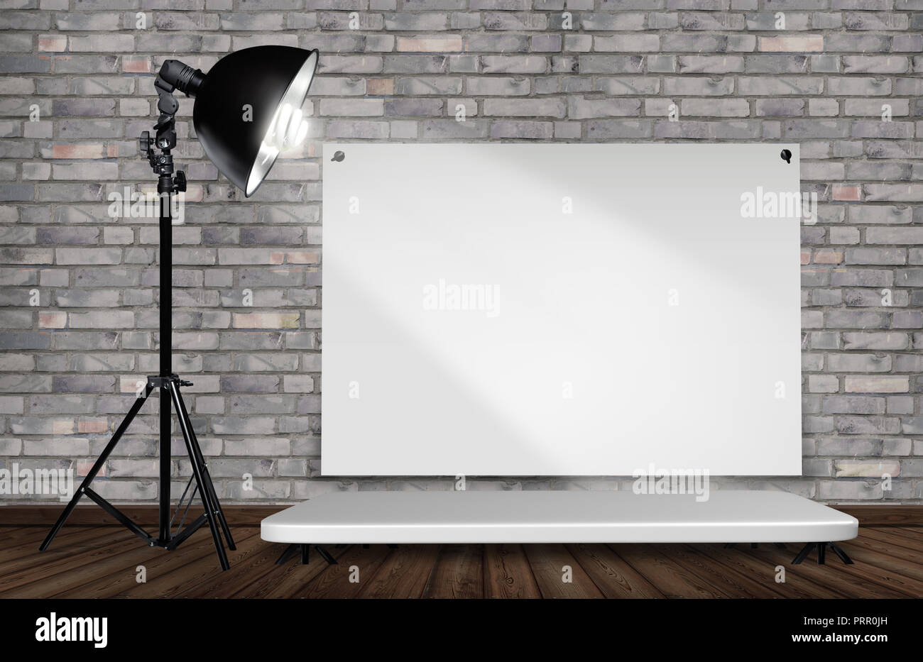 Fotostudio mit einer leuchte und leinwand Backsteinwand vor Foto Stock