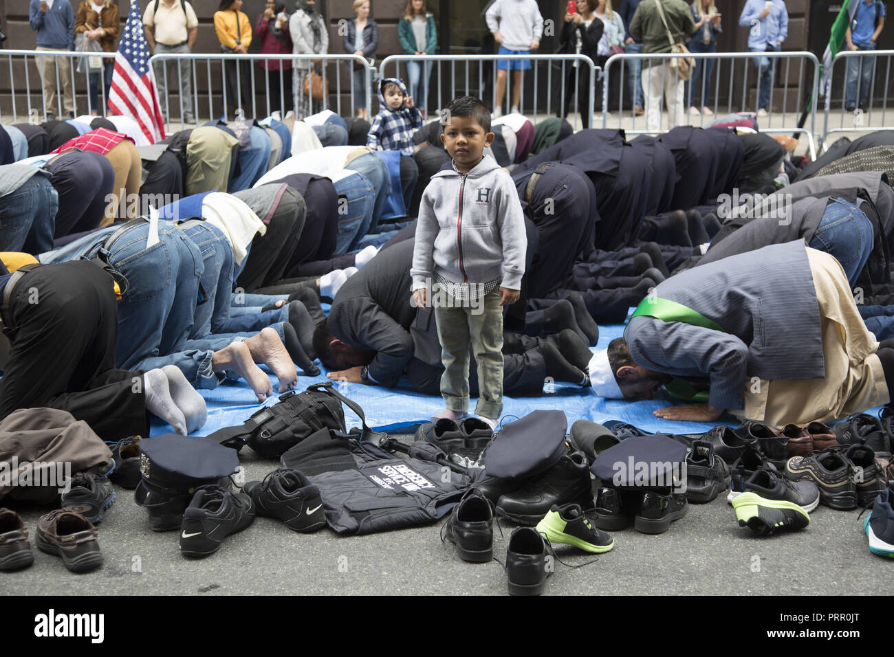 Diversi gruppi di uomini musulmani pregano su Madison Avenue prima dell'annuale musulmano americano parata del giorno nella città di New York. Foto Stock