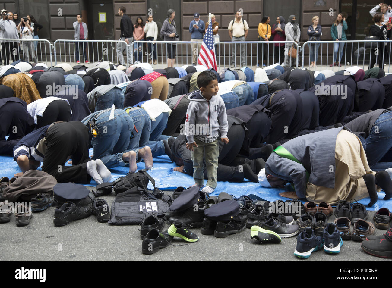 Diversi gruppi di uomini musulmani pregano su Madison Avenue prima dell'annuale musulmano americano parata del giorno nella città di New York. Foto Stock