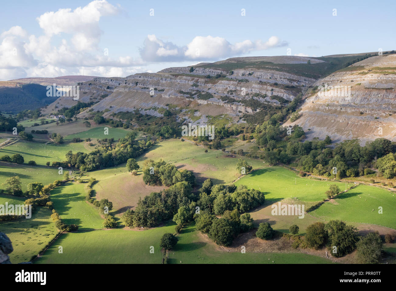 Le scogliere calcaree della scarpata Eglwyseg sopra la Vale of Llangollen, Wales, Regno Unito Foto Stock