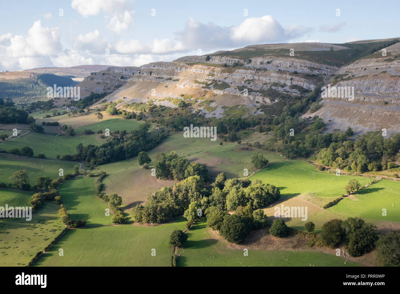 Le scogliere calcaree della scarpata Eglwyseg sopra la Vale of Llangollen, Wales, Regno Unito Foto Stock