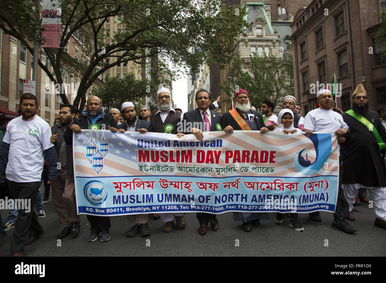 Grand Marshal e altri dignitari portano il banner ufficiale del musulmano americano parata del giorno su Madison Avenue a New York City. Foto Stock