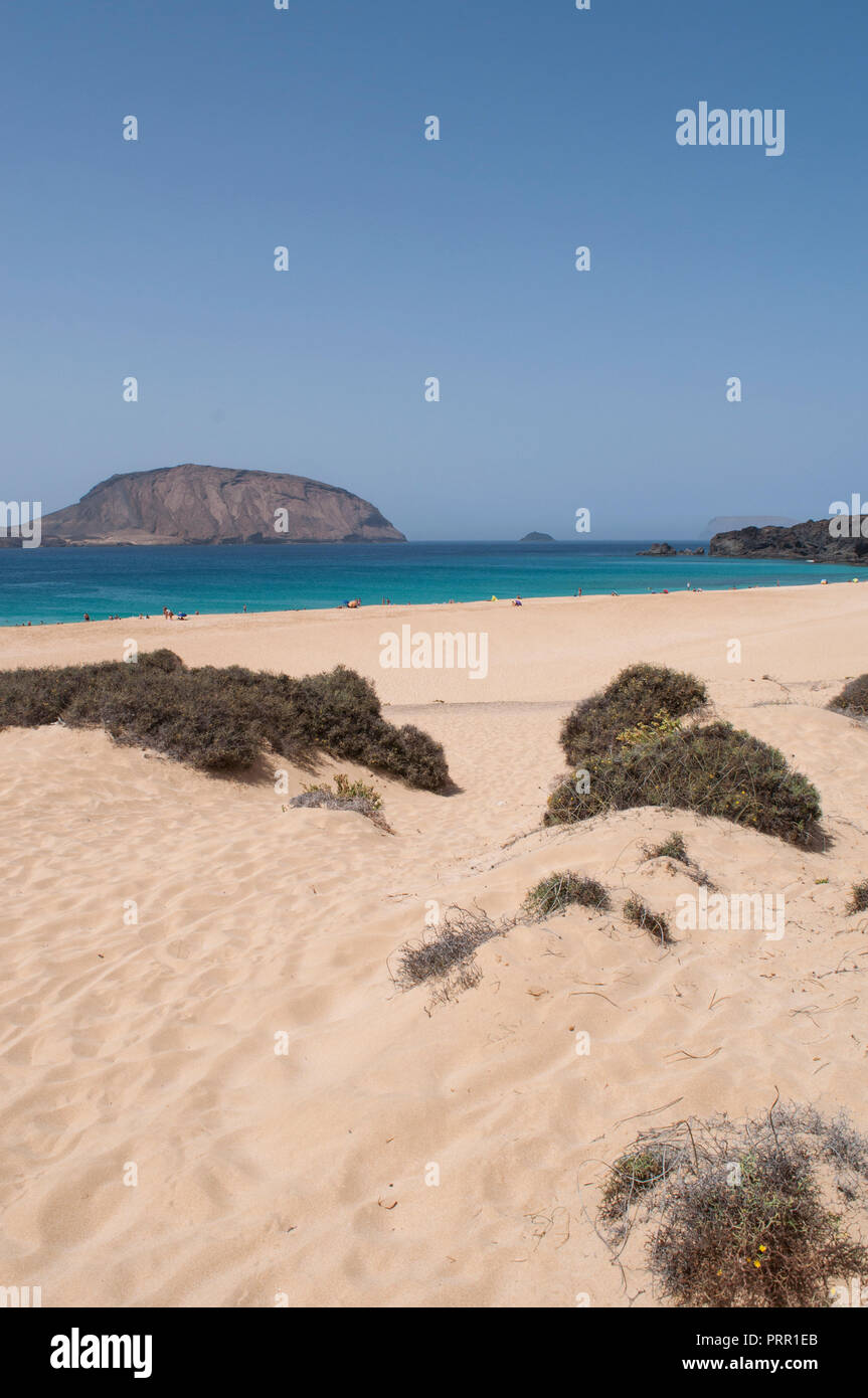 Lanzarote isole Canarie: vista panoramica della spiaggia paradiso Playa de las Conchas a nord di La Graciosa, la principale isola Arcipelago Chinijo Foto Stock