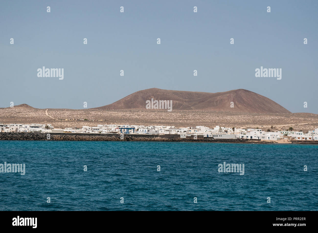 Lanzarote isole Canarie: Oceano Atlantico e una vista panoramica dello skyline di La Graciosa, la principale isola Arcipelago Chinijo Foto Stock