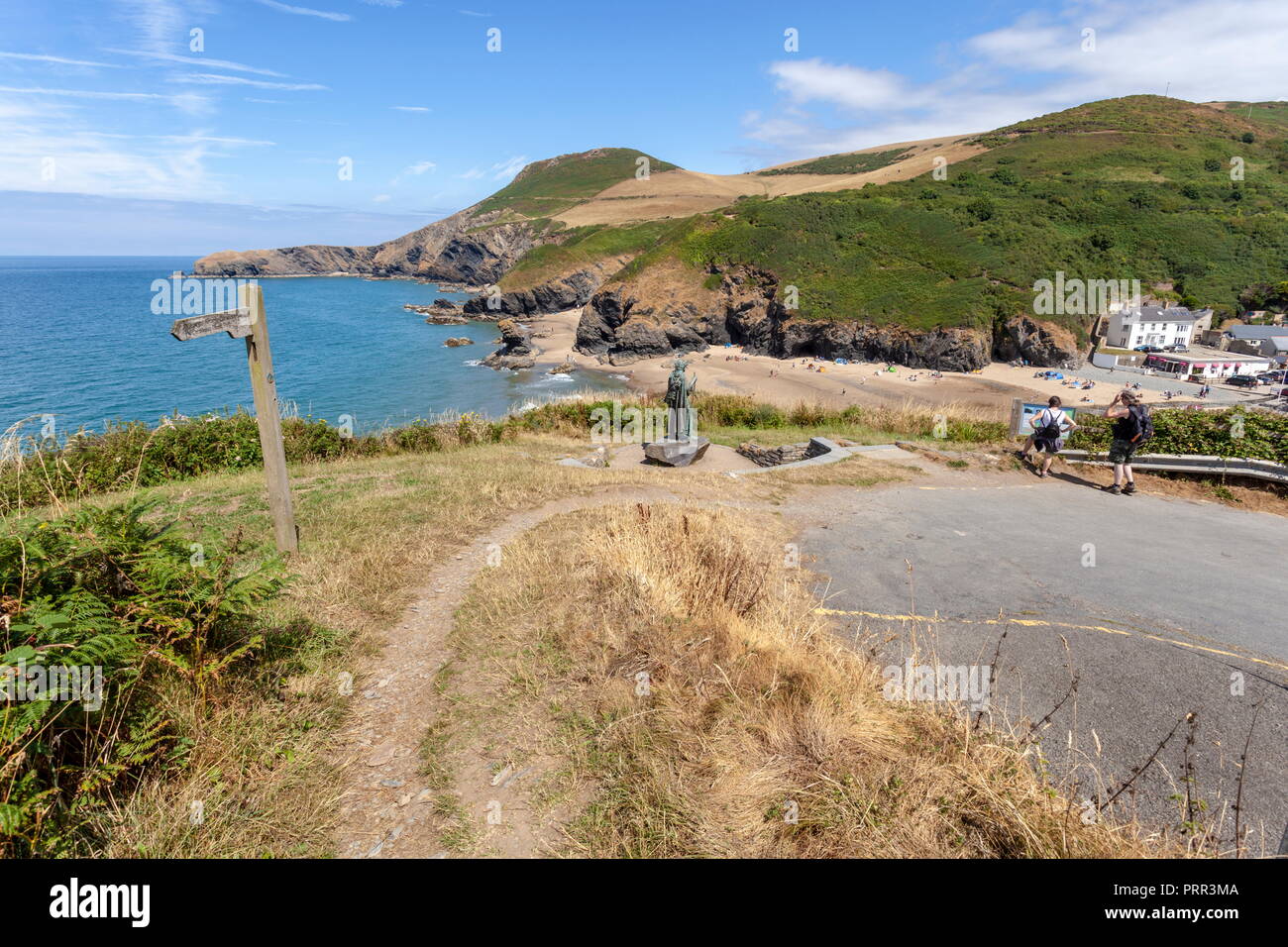 Pendinas Lochtyn visto attraverso la baia dal di sopra Llangrannog beach, Ceredigion, Galles Foto Stock