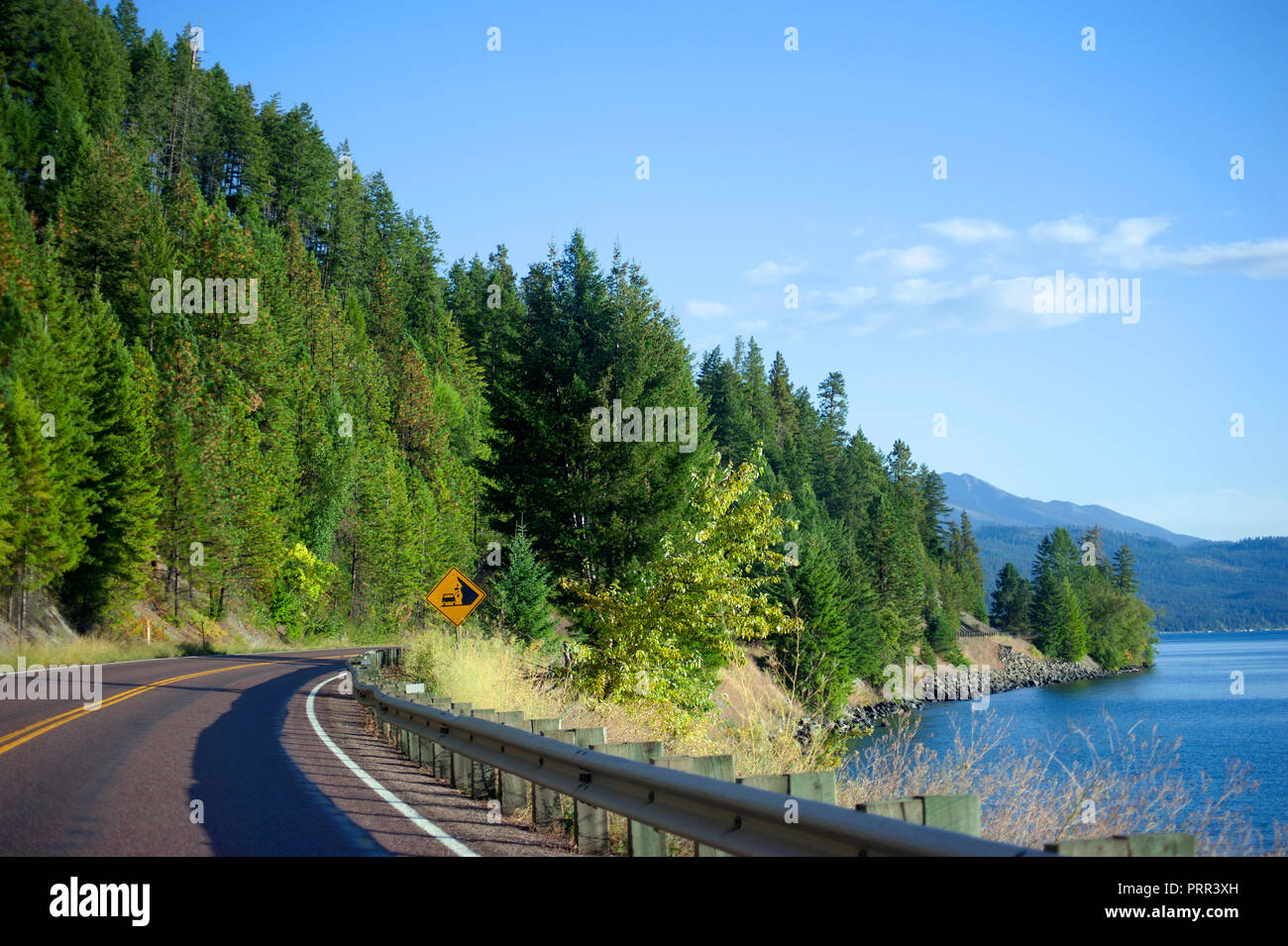 Strada lungo lago Flathead in Montana Foto Stock