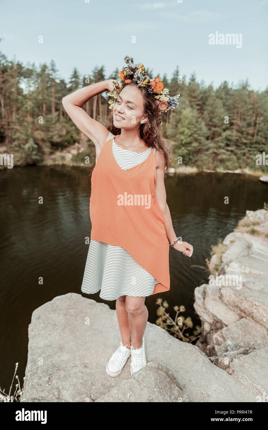 Vista superiore della sottile ed elegante giovane donna che indossa abiti estivi e comode scarpe da ginnastica Foto Stock