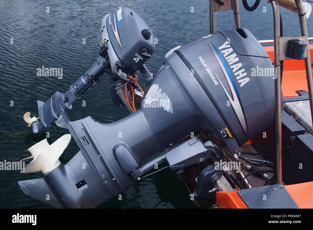 Due Yamaha Four Stroke motori fuoribordo fuori l'acqua attaccato alla parte posteriore di una barca Foto Stock