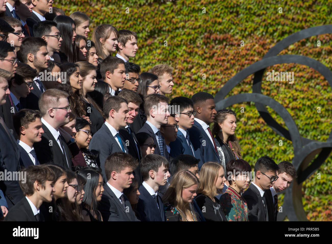 Primo anno gli studenti dell'Università di Cambridge al Churchill College, con la loro fotografia di Matriculation scattata il primo giorno del mandato di Michaelmas il lunedì pomeriggio. Foto Stock