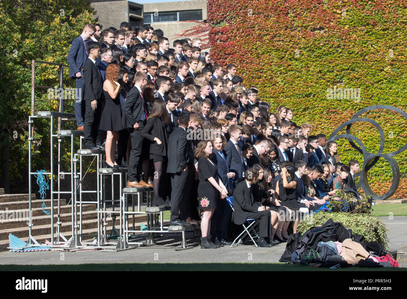 Primo anno gli studenti dell'Università di Cambridge al Churchill College, con la loro fotografia di Matriculation scattata il primo giorno del mandato di Michaelmas il lunedì pomeriggio. Foto Stock