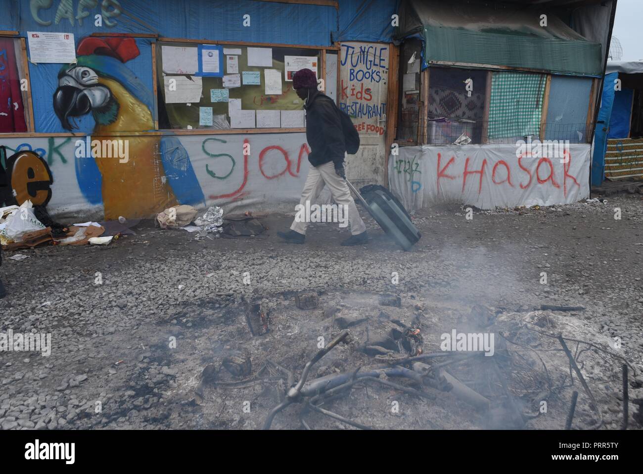 Ottobre 24, 2016 - Calais, Francia: migranti pack i loro sacchi e iniziare evacuando il Calais 'Jungle' campo migrante come il governo francese lo smantellamento dell'accampamento. Demantelement de la jungle de Calais, l'ONU des plus grands camps de migranti au monde. *** La Francia / NESSUNA VENDITA A MEDIA FRANCESI *** Foto Stock