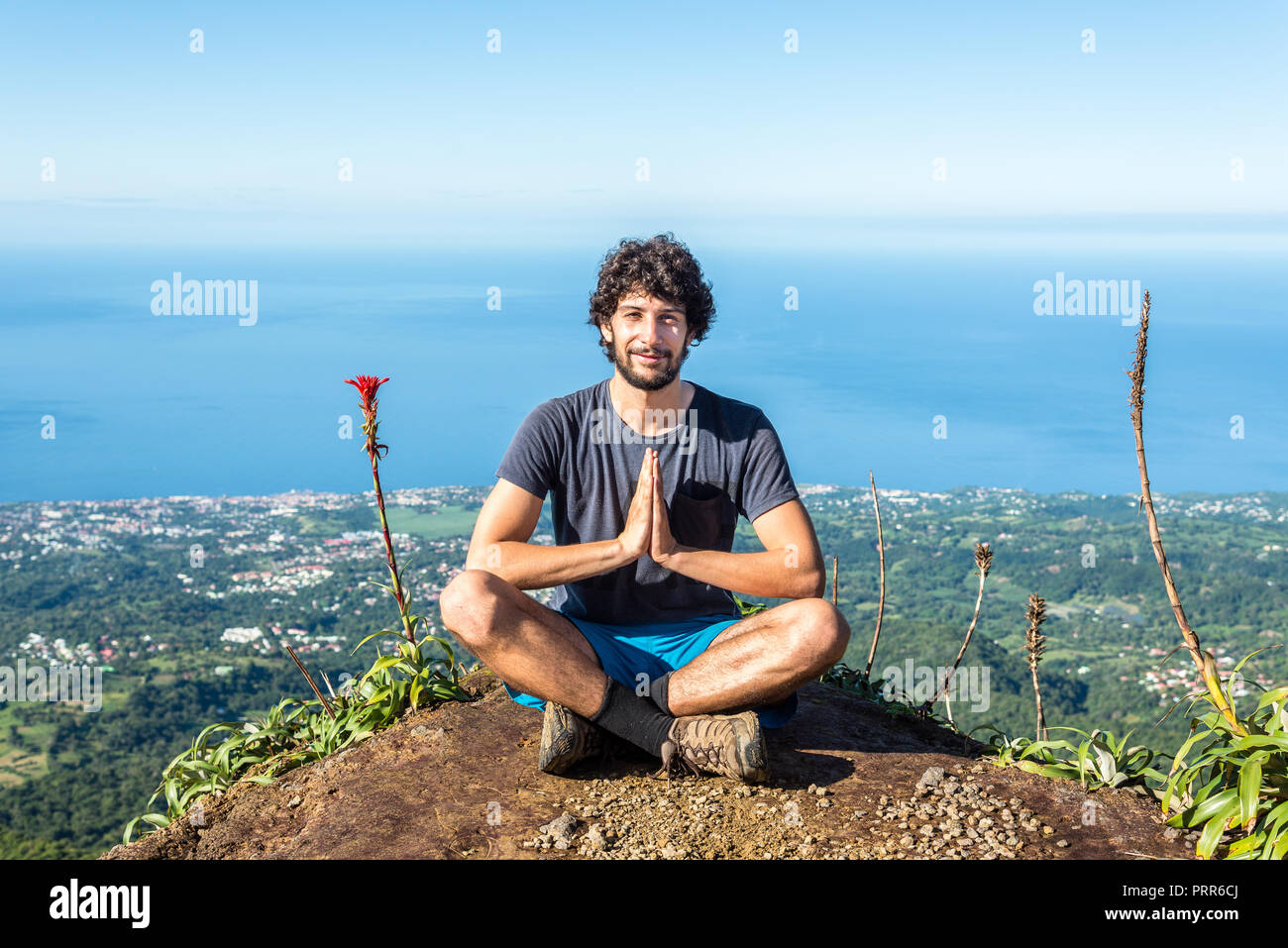 La meditazione sulla cima del vulcano 'La Soufriere', Guadalupa Foto Stock