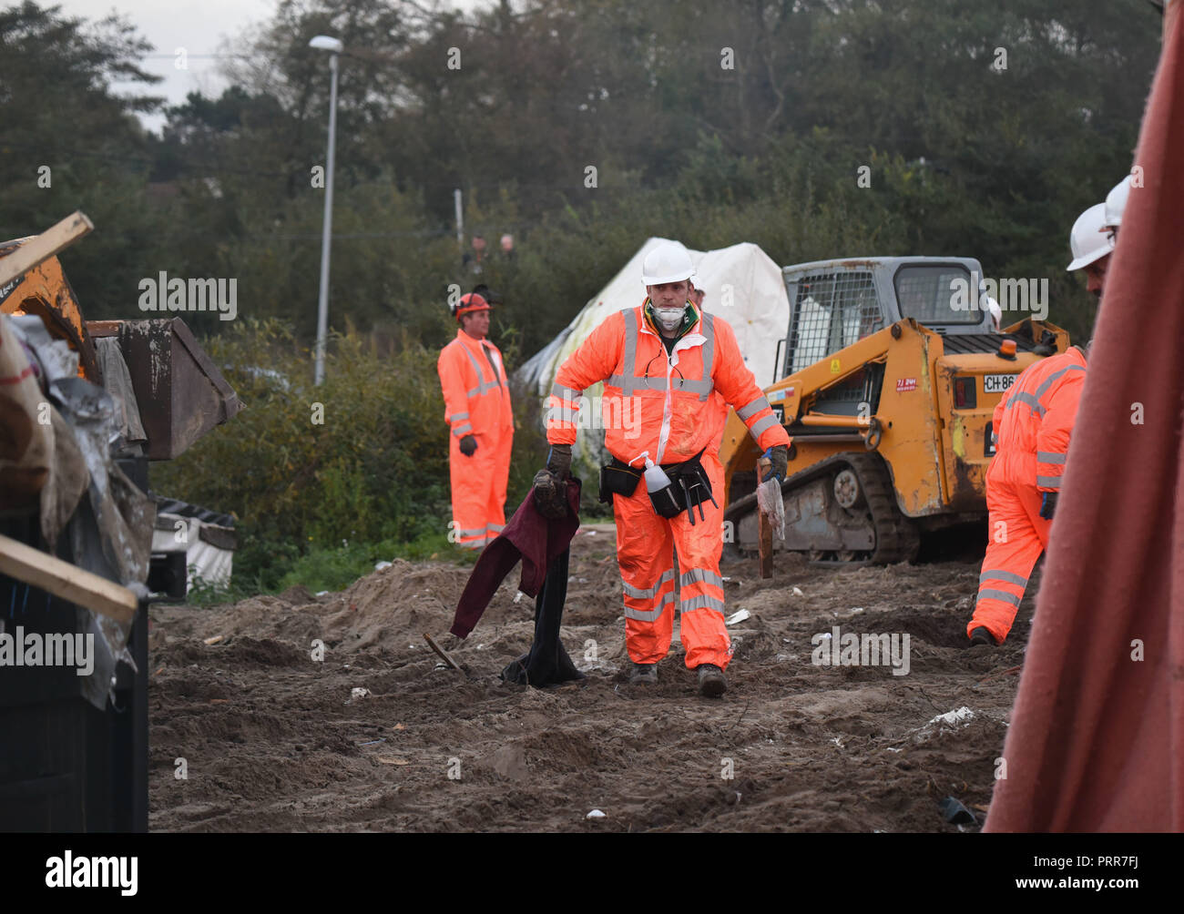 Ottobre 25, 2016 - Calais, Francia: i lavoratori iniziare la pulizia tende in Calais giungla campo migrante. Demantelement de la jungle de Calais, l'ONU des plus grands camps de migranti au monde. *** La Francia / NESSUNA VENDITA A MEDIA FRANCESI *** Foto Stock