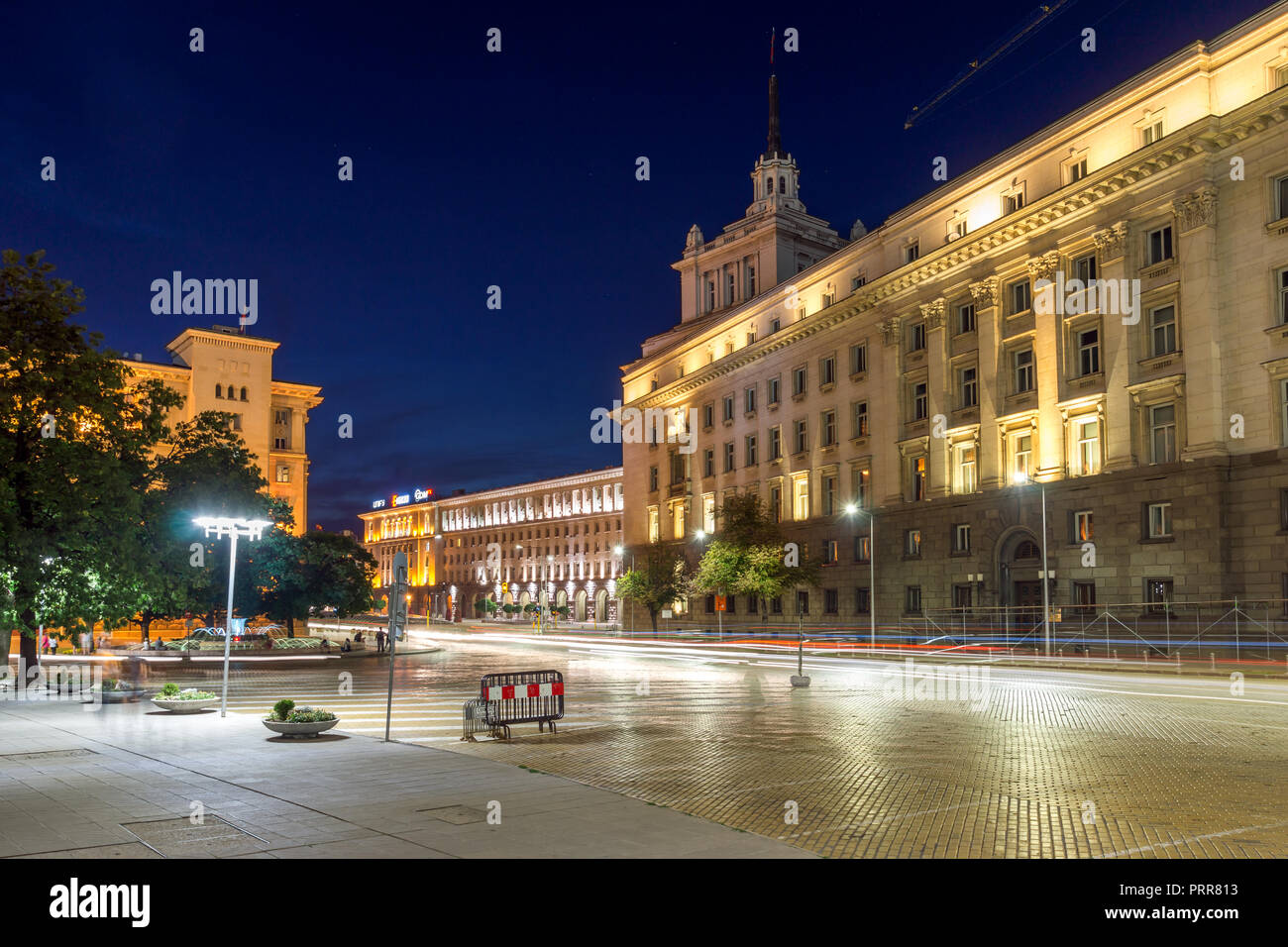 SOFIA, BULGARIA - 21 luglio 2017: notte foto degli edifici di presidenza, edifici del Consiglio dei ministri e l ex partito comunista House di Sofia, Foto Stock