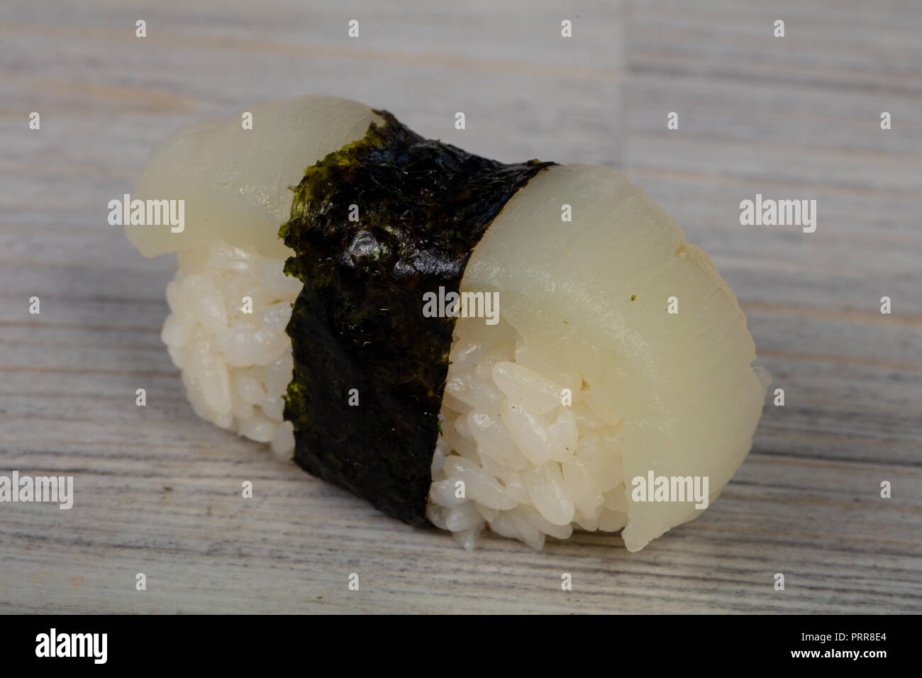 Giapponese Sushi a freddo con calamari Foto Stock