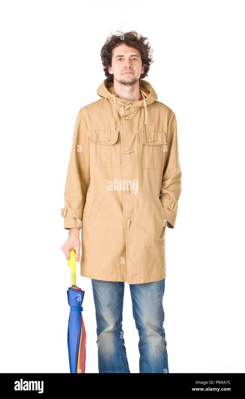 Uomo che indossa nel rivestire mantenendo la chiusura ombrello Foto Stock