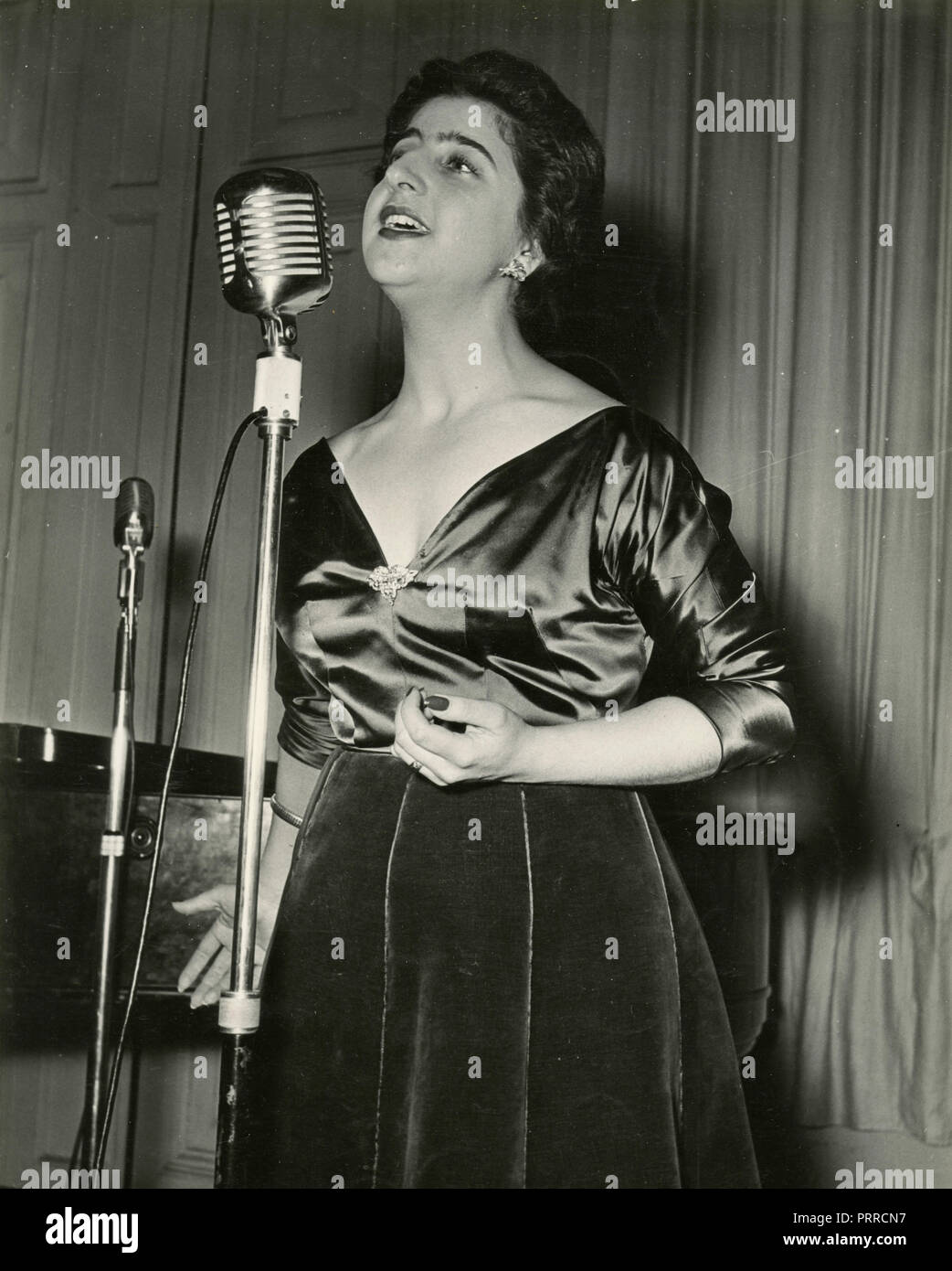 La donna non identificato il cantante esegue, Italia degli anni cinquanta Foto Stock