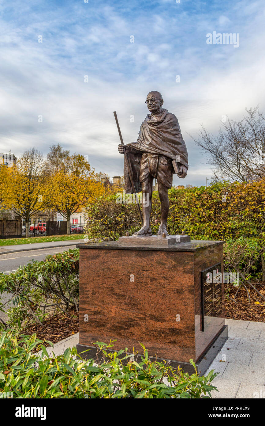 Statua del Mahatma Gandhi, Lloyd George Ave, la Baia di Cardiff, Galles. Foto Stock