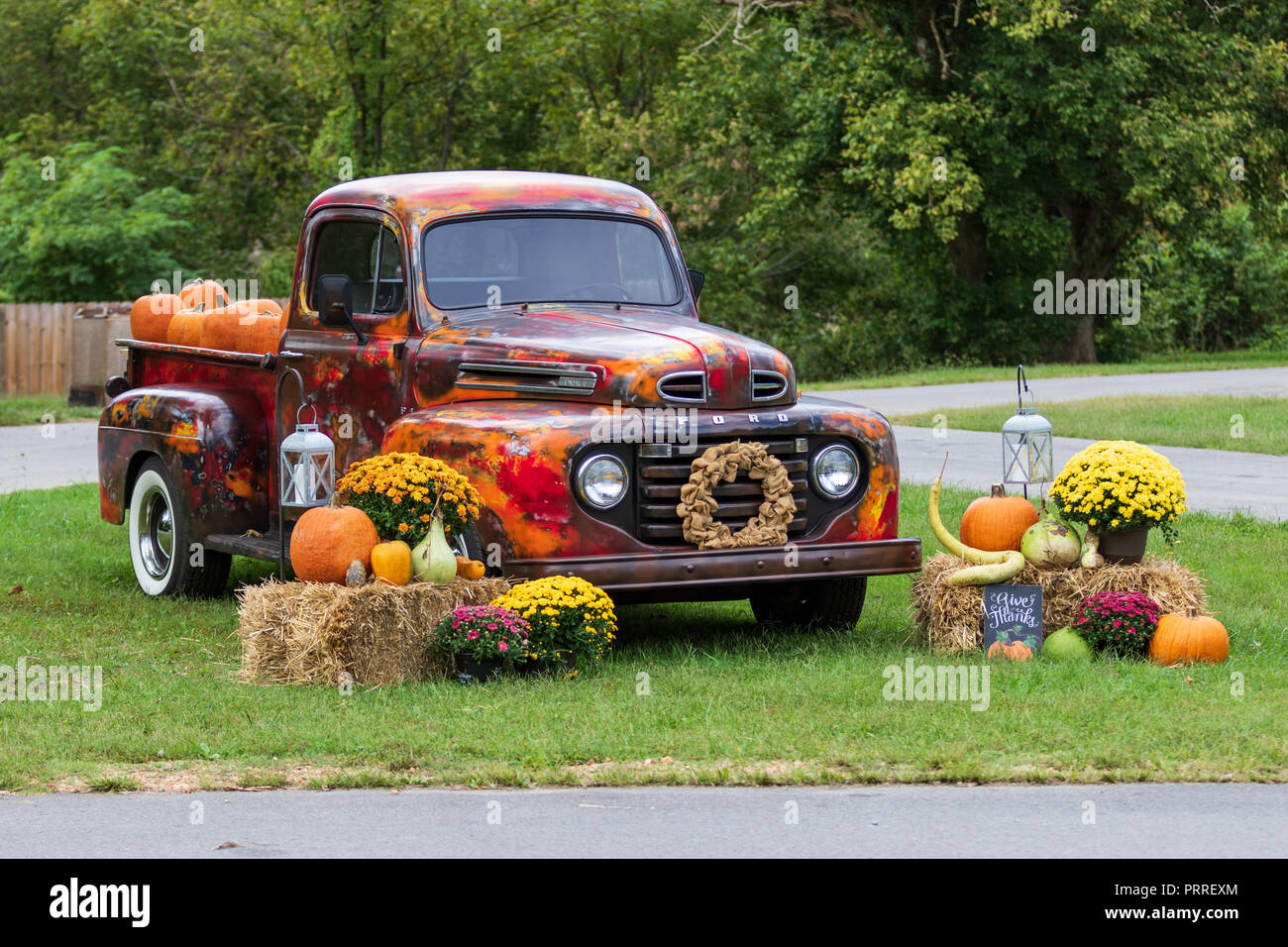 Calcare, TN, Stati Uniti d'America-9/30/18: un inizio 50s pickup Ford è visualizzato con zucche, mostrando la sua elaborata paint job. Foto Stock