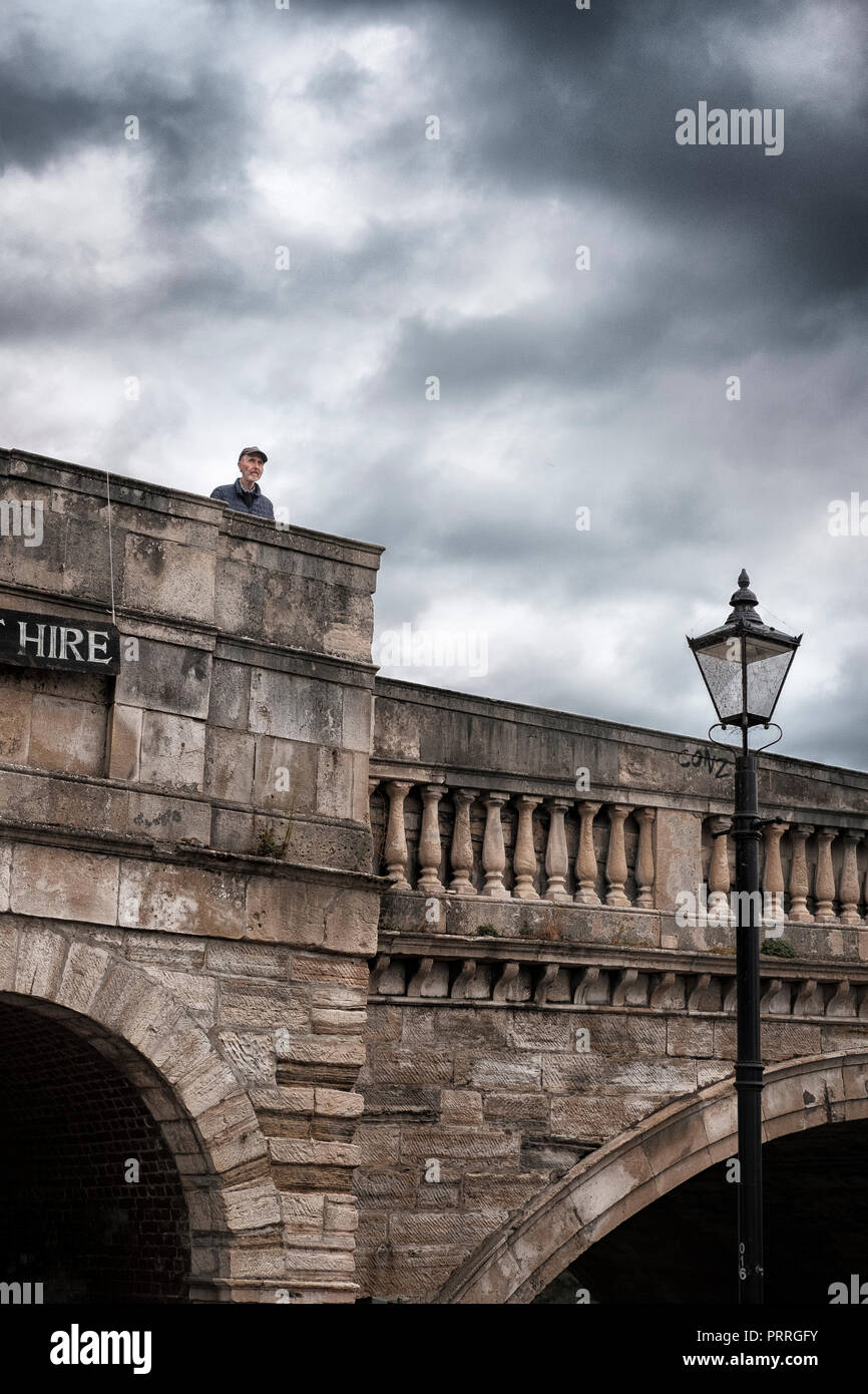 UK,Richmond Upon Thames,Surrey- pensieroso senior uomo su Richmond Bridge Foto Stock