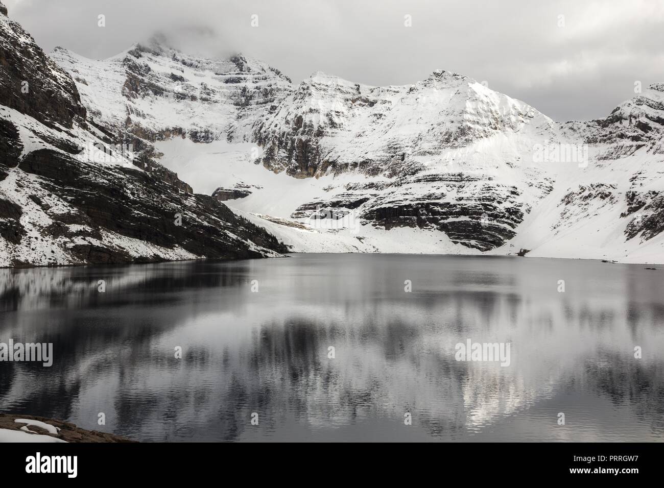 Il lago di McArthur e lontane vette picchi di montagna Panorama nel Parco Nazionale di Yoho Rockies Canadesi Foto Stock