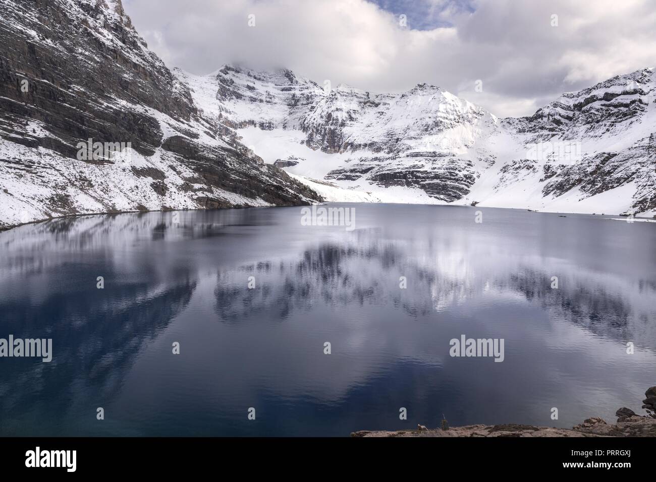 Il lago di McArthur e lontane vette picchi di montagna Panorama nel Parco Nazionale di Yoho Rockies Canadesi Foto Stock