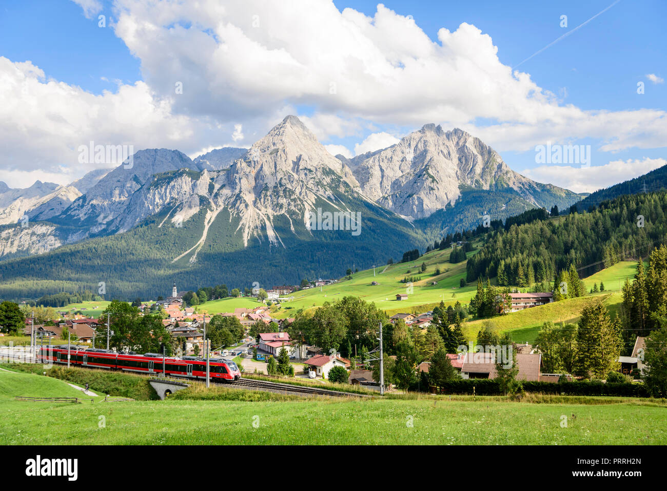 Vista di Leermoos e Ehrwald sulla Via Claudia Augusta a lunga distanza percorso di ciclo, il paesaggio di montagna con Ehrwald Sonnenspitze Foto Stock