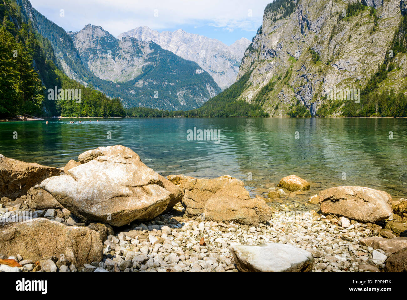 Stony riva lago Obersee, lago di montagna, il paesaggio di montagna, dietro il massiccio del Watzmann, Salet am Königssee Foto Stock