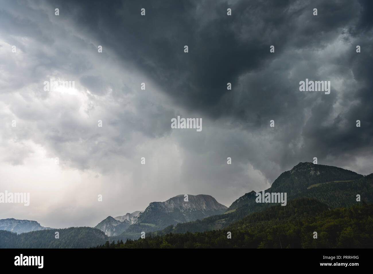 Luce drammatica atmosfera con thunderclouds scuro sulle montagne, nuvole scure, temporali, Berchtesgadener Land National Foto Stock