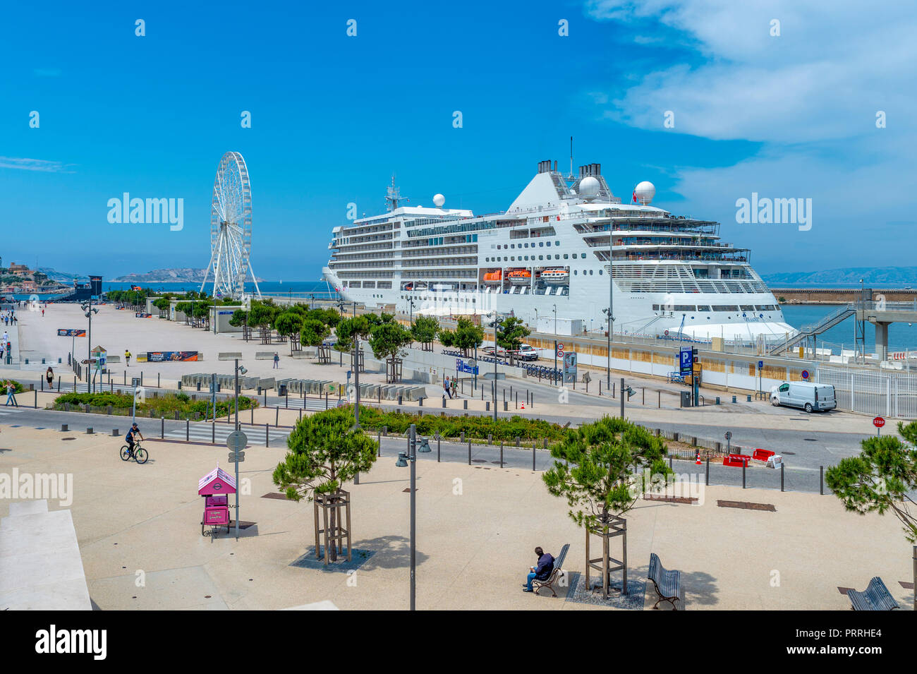 La nave di crociera e la ruota panoramica Ferris, Promenade Robert Laffont, porto vecchio, Marsiglia, Provence-Alpes-Côte d'Azur, in Francia Foto Stock