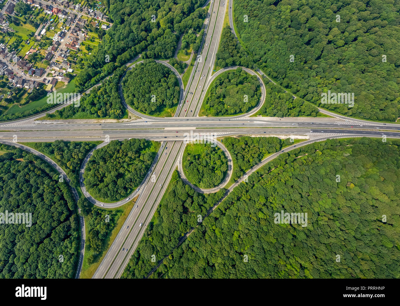 Raccordo autostradale Oberhausen Sterkrade con la foresta, autostrada A2 e l'autostrada A3, Oberhausen, la zona della Ruhr, Renania settentrionale-Vestfalia Foto Stock