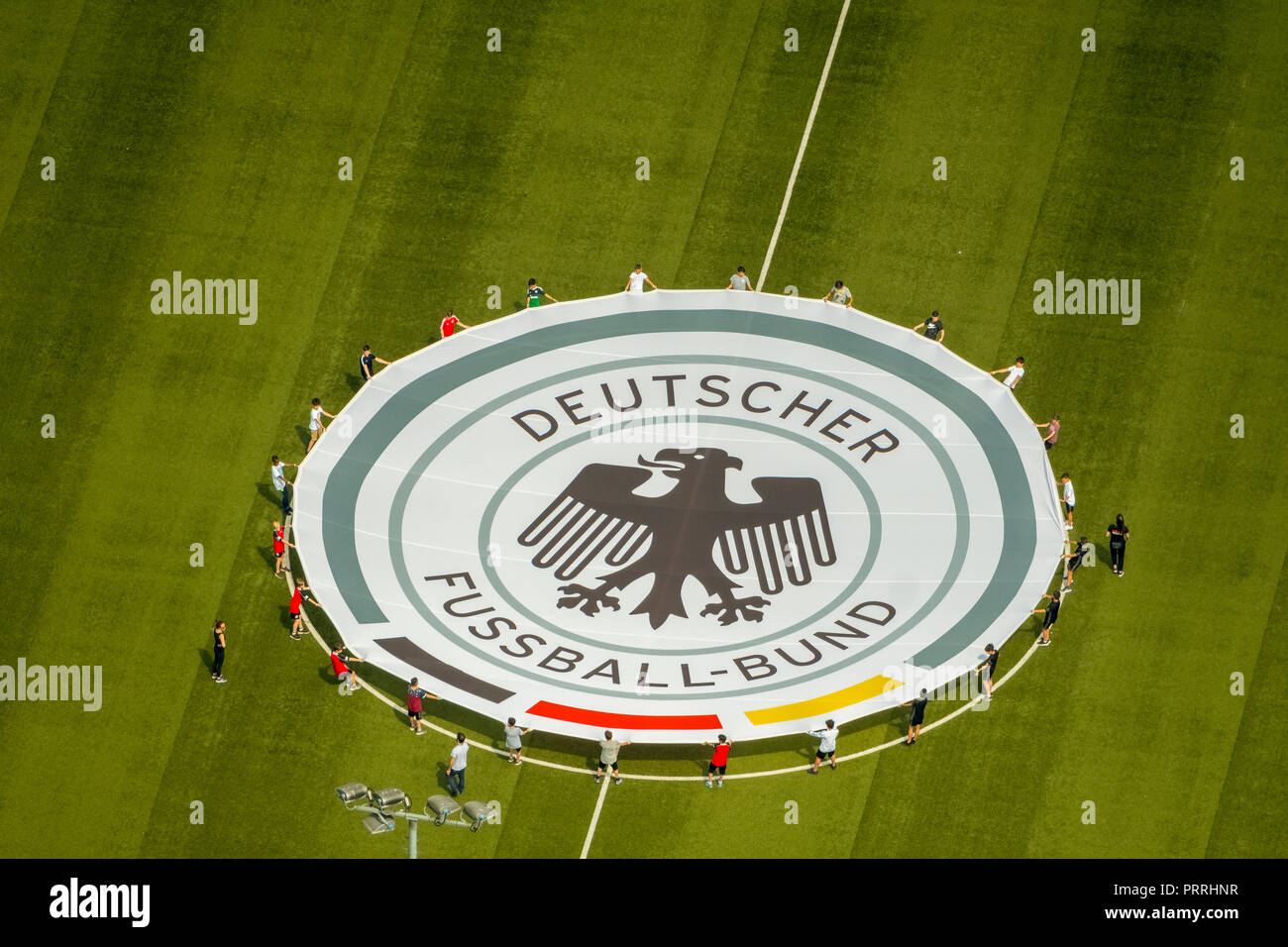 I giovani giocatori di calcio con laminati fuori banner con emblema tedesco Football Association, Stadion Niederrhein, Oberhausen Foto Stock