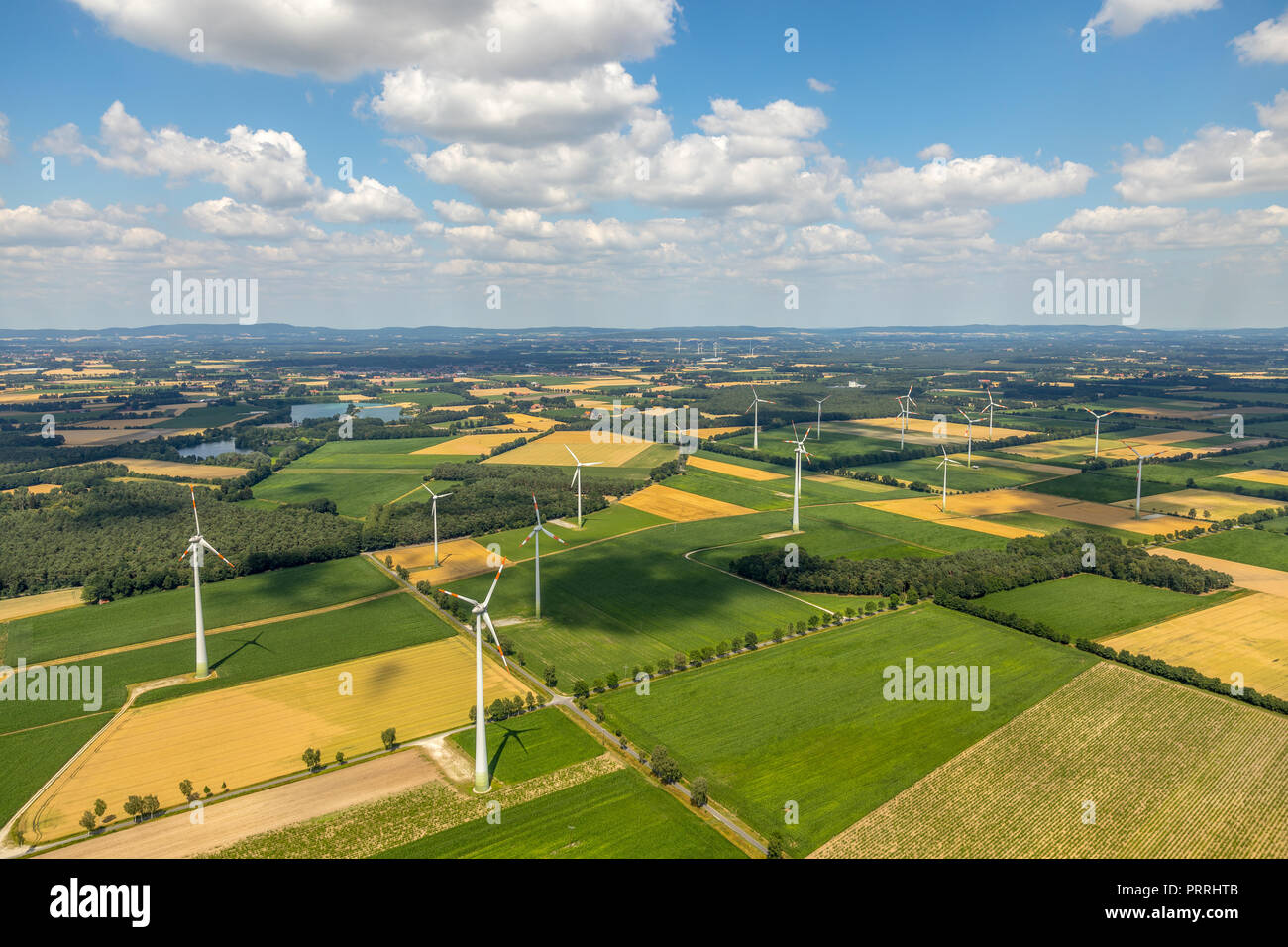 Impianti di energia eolica e i terreni agricoli, Sassenberg, Münsterland, Renania settentrionale-Vestfalia, Germania Foto Stock