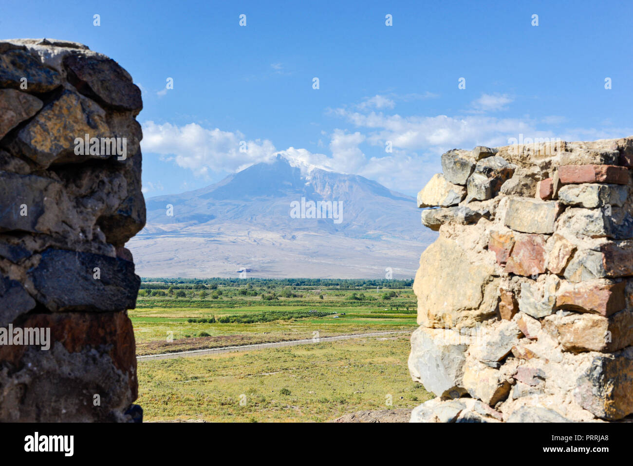 Guardando fuori tutta la pianura alla biblica di montagna Ararat Foto Stock