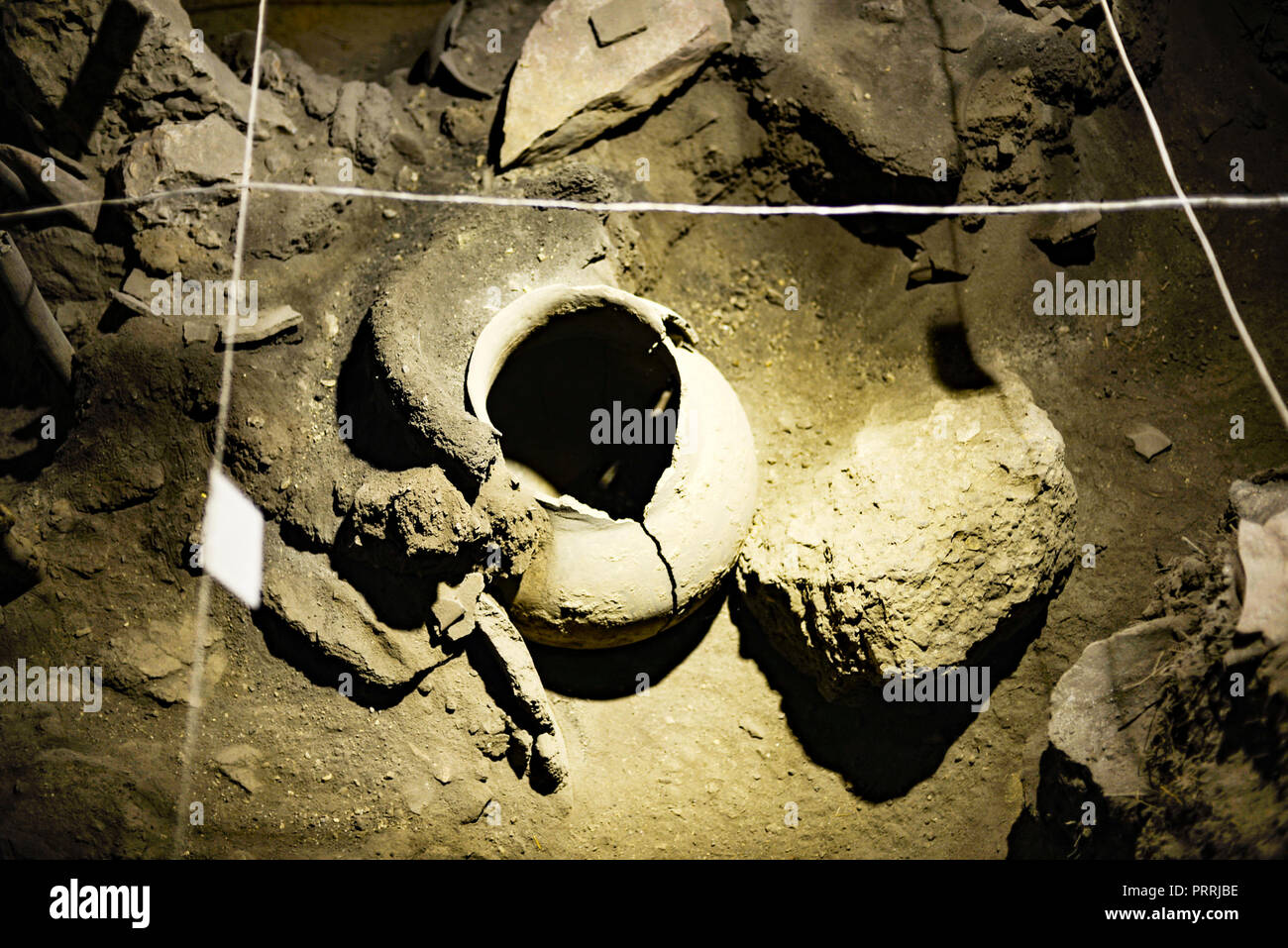 Resti di un recipiente di vino da migliaia di anni fa Foto Stock
