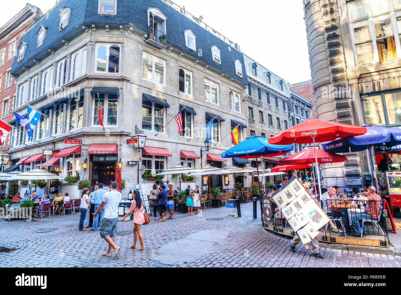 MONTREAL, Canada - 20 AGO 2012: la gente si snodano in corrispondenza della giunzione di Rue Saint-Paul e Rue Saint Vincent nella vecchia Montreal sezione di Montreal. Essi Foto Stock