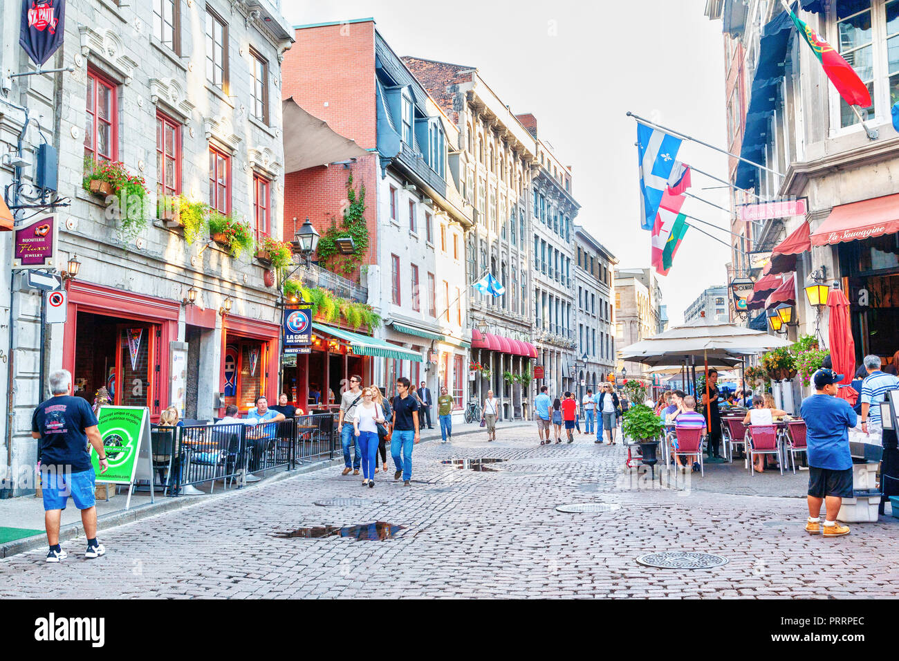MONTREAL, Canada - 20 AGO 2012: la gente si snodano in corrispondenza della giunzione di Rue Saint-Paul e Rue Saint Vincent nella vecchia Montreal sezione di Montreal. Essi Foto Stock