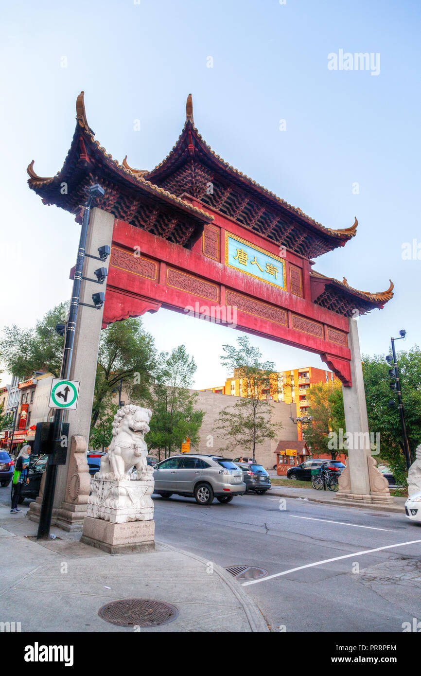 MONTREAL, Canada - 20 AGO 2012: un grande gateway segna l'entrata al Montreal's Chinatown famosa per i suoi numerosi ristoranti asiatici e negozi unici. Verti Foto Stock