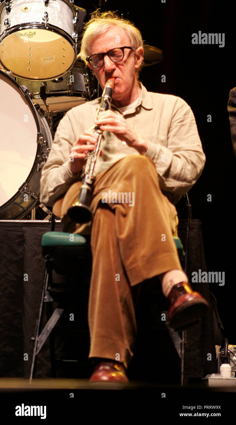 Woody Allen esegue in concerto con la sua New Orleans Jazz Band presso il Bank Atlantic Center di Sunrise Florida il 28 dicembre 2006. Foto Stock