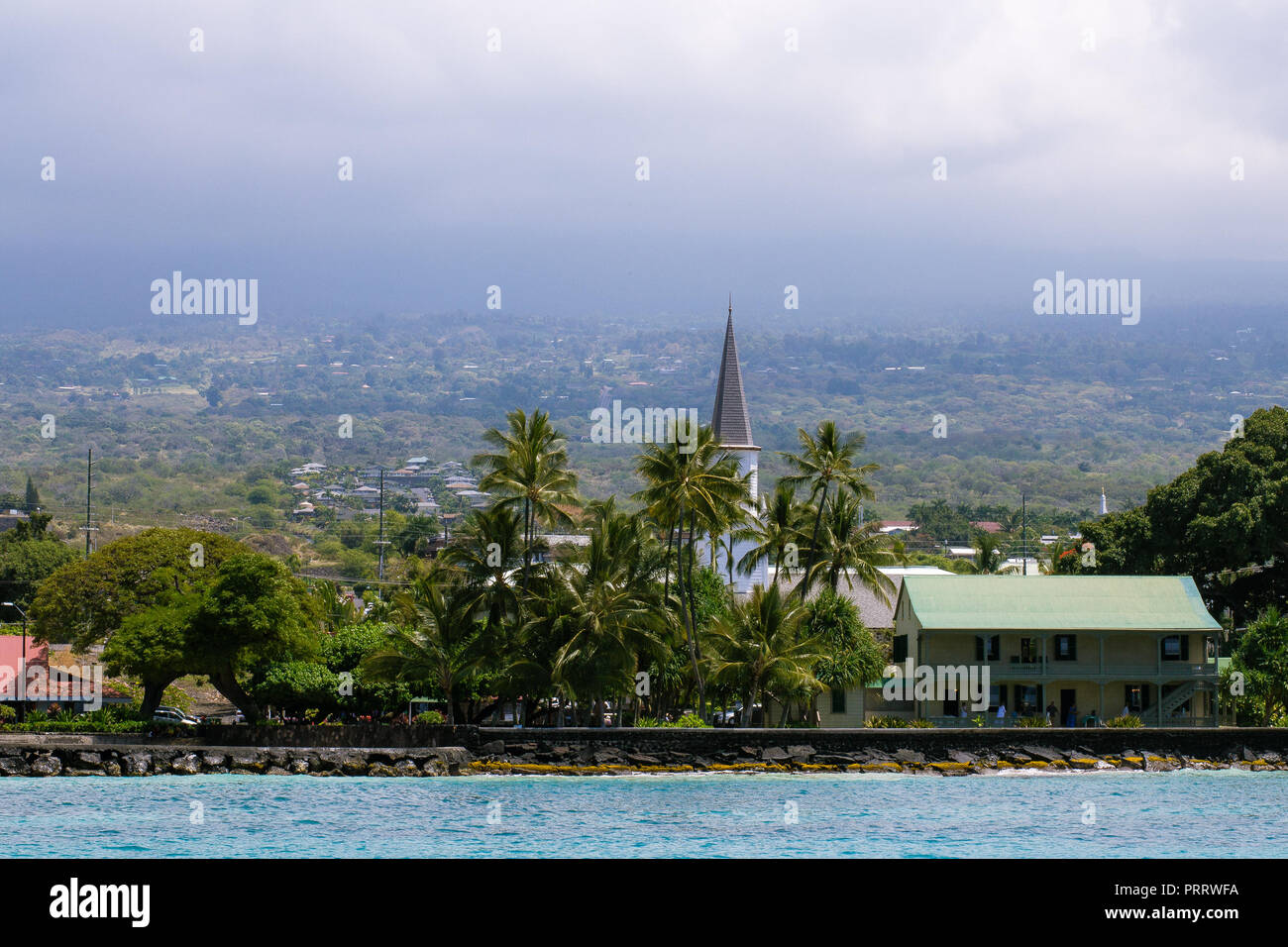 Vista del centro della Città di Kona, Hawaii, con vista delle montagne e del cielo in background Foto Stock